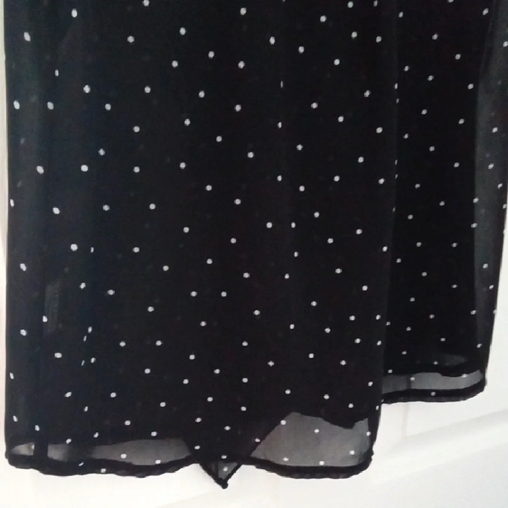 Molly Bracken Women's Black Blouse with White Dots and Front Ruffle Medium - Picture 9 of 12